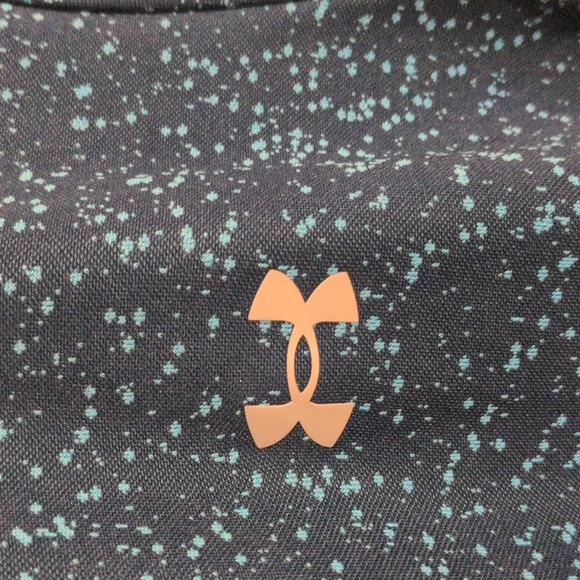 Buy1 Get1 Free Tops! Like new under armour M workout top - Picture 4 of 5